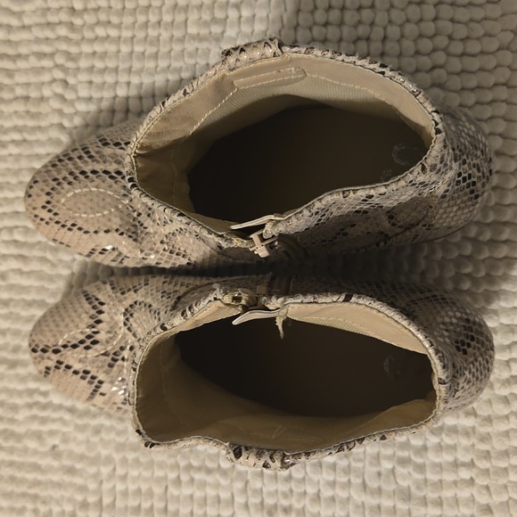 SO Women’s Cream Anthia Snakeskin Western Style Heeled Ankle Boots size 7 - Picture 6 of 6
